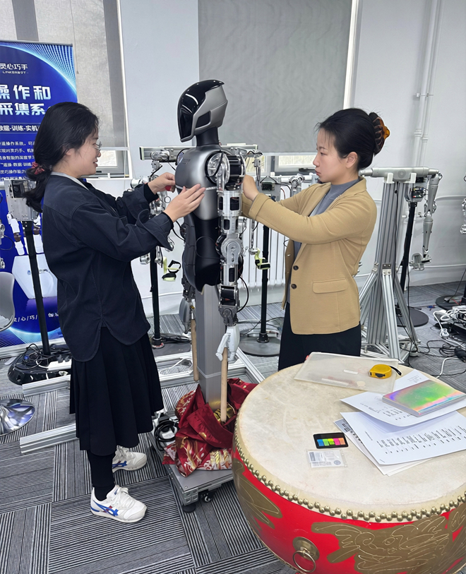 测量尺寸 青年教师宋彦杰（左）、副教授刁杰（右)_副本
