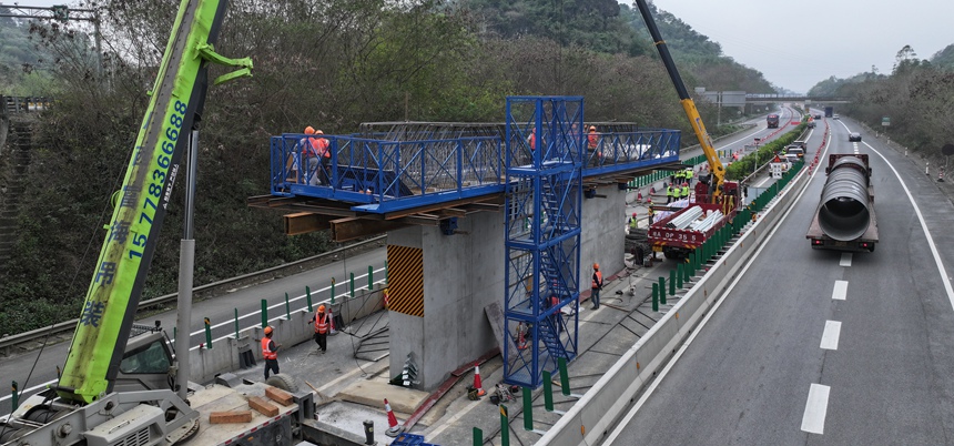 项目涉路施工现场。黄园园摄