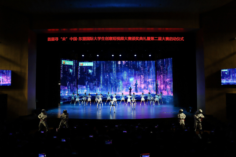 颁奖典礼在人机共舞中拉开帷幕。主办方供图