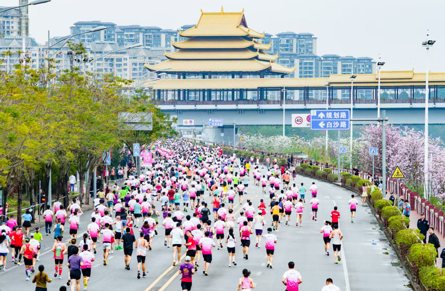 跑者在赛道上奔跑。主办方供图