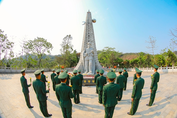武警官兵在革命烈士纪念碑前整齐列队。