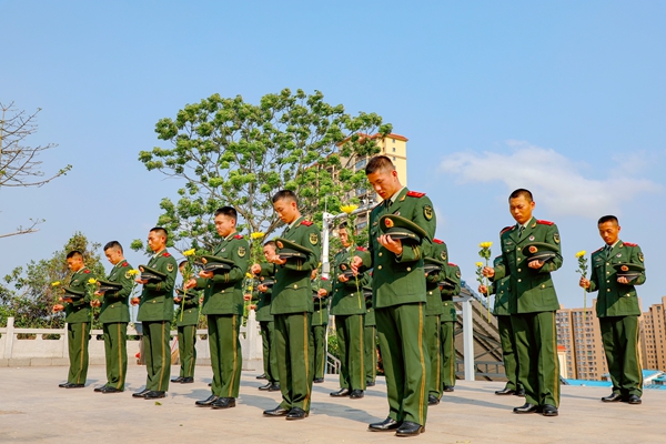 武警官兵脱帽默哀。