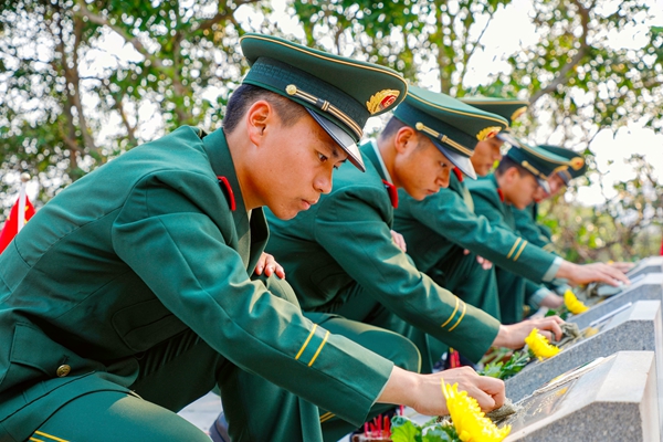 武警官兵認真擦拭英烈墓碑。