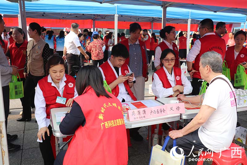 现场开展义诊问询服务。人民网 刘璐瑶摄