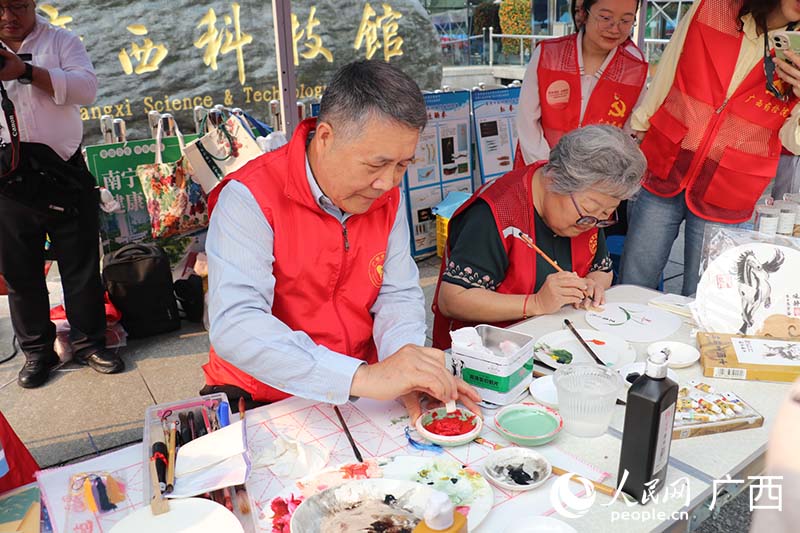 活动现场热闹不已。人民网 刘璐瑶摄