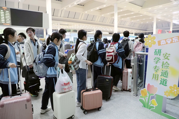 研学团学生通过专用安检通道进站 于莉摄