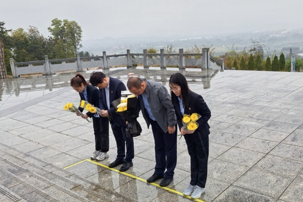 柳州中支党支部党员在融安县革命烈士纪念碑前鞠躬致敬。石维莉摄