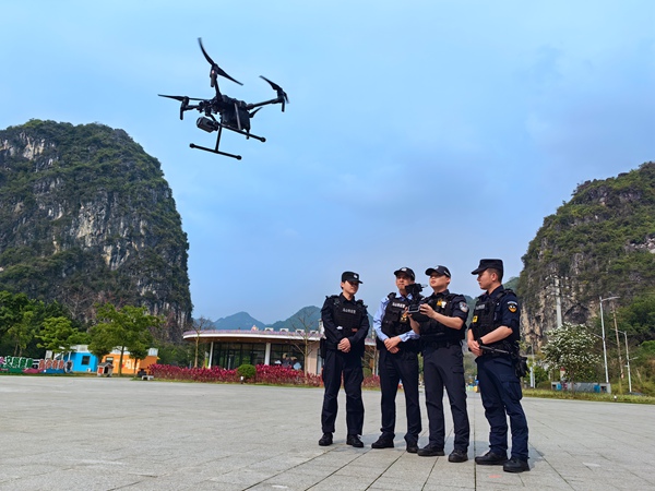 特巡警大隊在進行無人機搜巡訓練