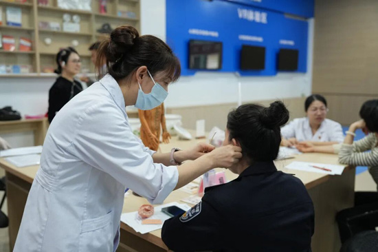 义诊现场。周杨摄