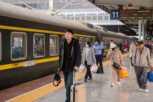 柳州站台上赶车的旅客。赵波摄