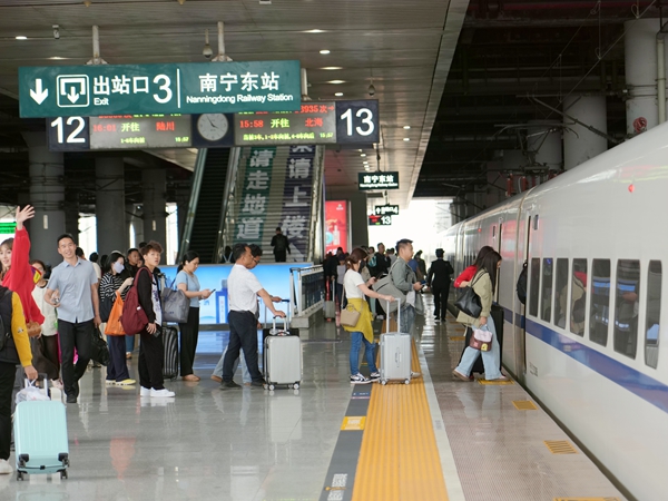 旅客排队登上动车。麦竹娴摄