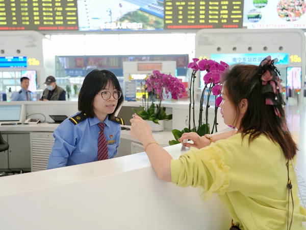 南宁东站工作人员解答旅客问询。麦竹娴摄