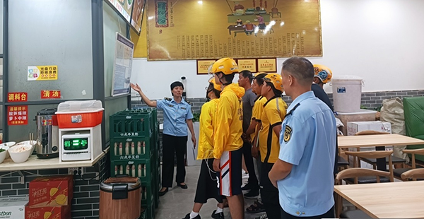 河池市市场监管部门开展食品安全监管培训，向担任“食品安全义务监督员”的外卖小哥讲解操作流程和注意事项。河池市委社会工作部供图