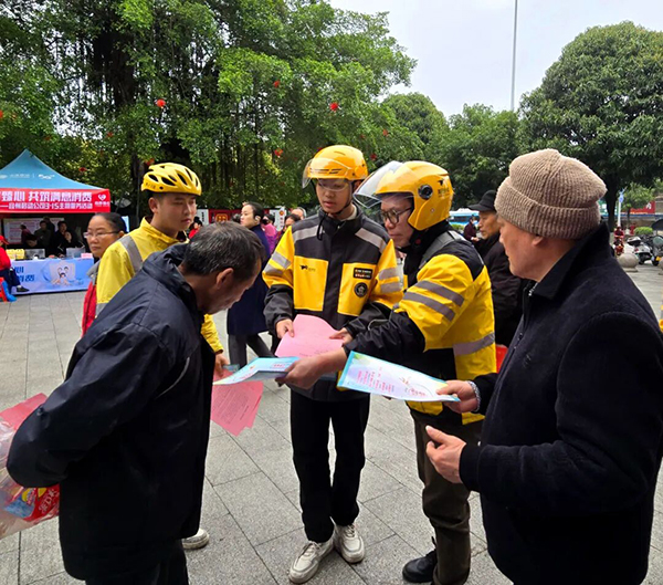 在2025年宜州区“3·15”消费维权志愿服务宣传活动中，外卖小哥化身志愿者为消费者提供咨询服务，发放宣传资料。河池市委社会工作部供图