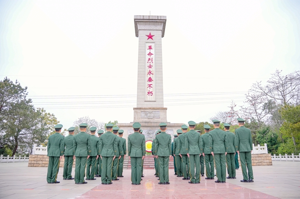 官兵肃穆静立。赖治华摄
