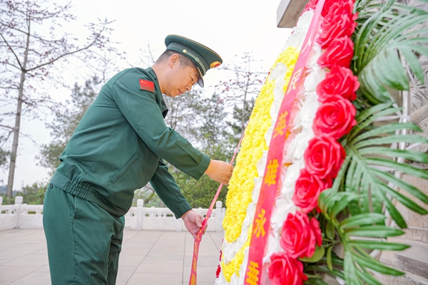 官兵代表整理花圈。赖治华摄