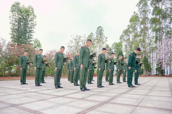 官兵集体默哀。赖治华摄