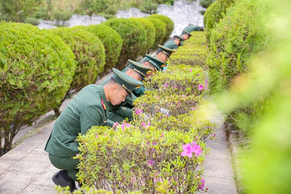 官兵擦拭墓碑。赖治华摄