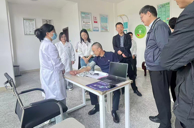 便民健康小屋定期为群众服务。单位供图