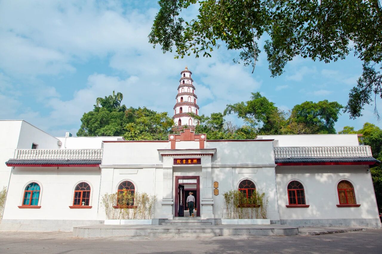 兴业书院与文塔相映生辉。兴业县委宣传部供图