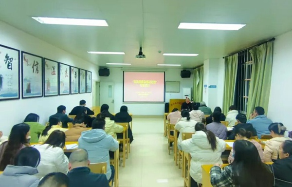 李前进组织院内业务培训、专题讲座。德保县中医医院供图
