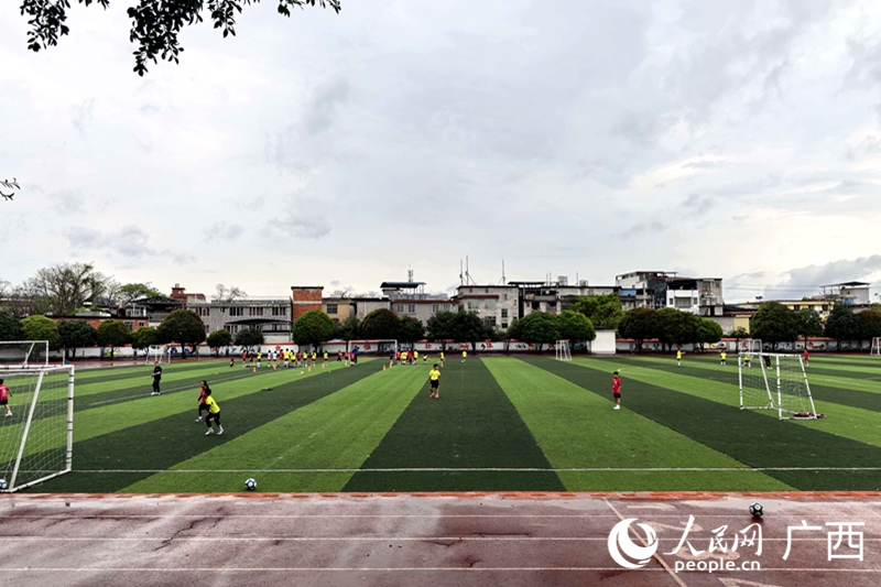 桂林市窑头中心校足球场。人民网 庞惠文摄