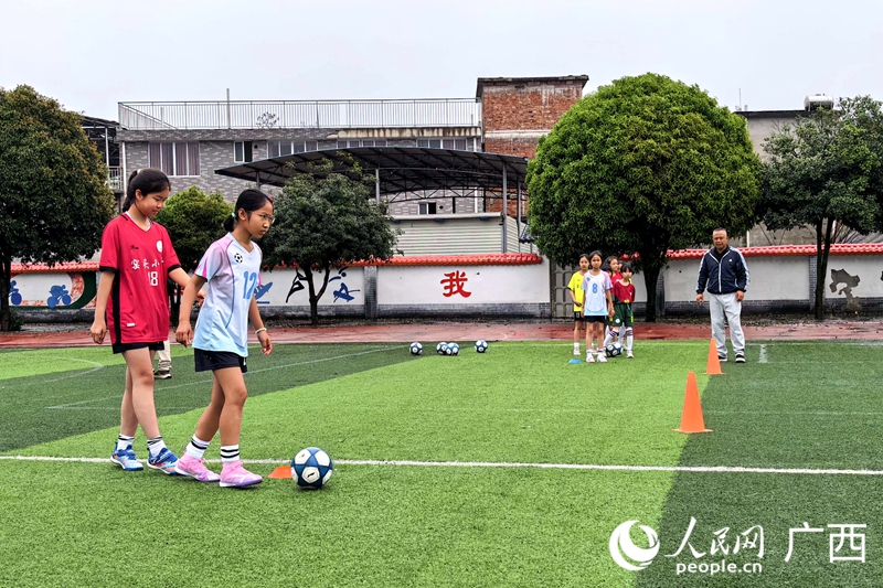 足球训练现场。人民网 庞惠文摄