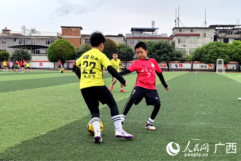 足球训练现场。人民网 庞惠文摄