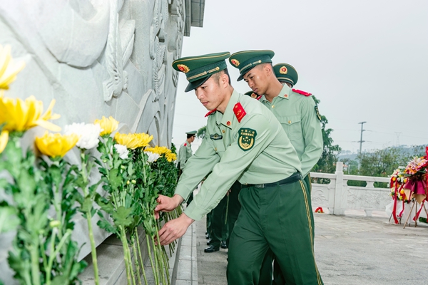官兵為革命烈士敬獻鮮花。賴成龍攝