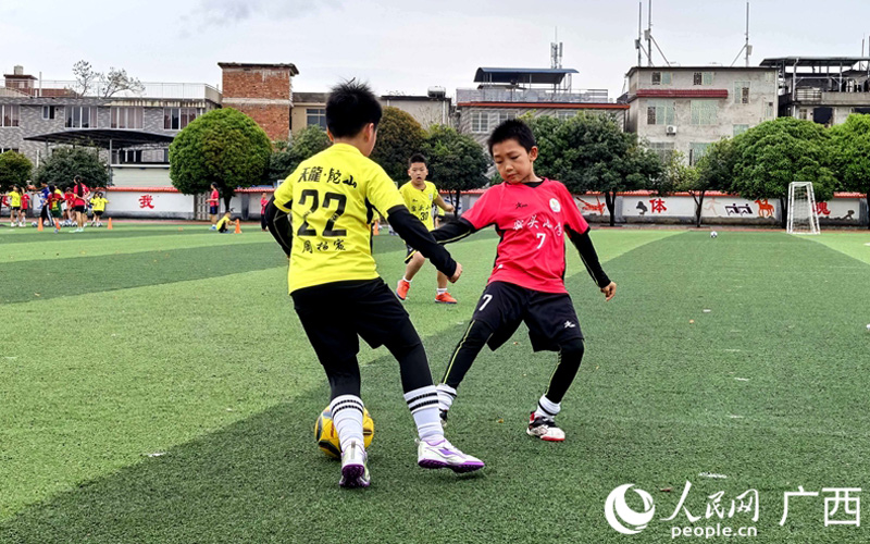 广西桂林：乡村学校的足球“变形记”