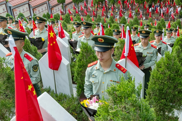 武警官兵手捧鲜花向革命烈士寄托哀思。