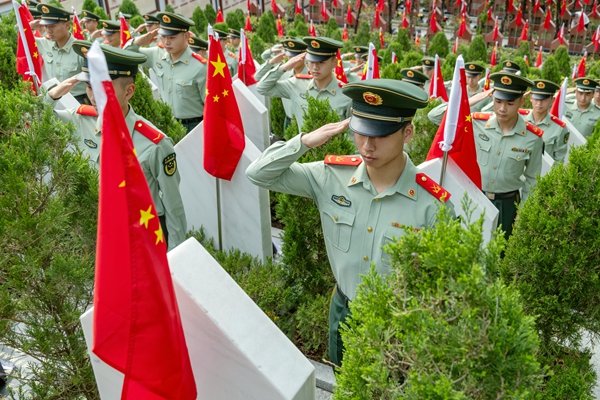 武警官兵向革命先烈庄严敬礼。