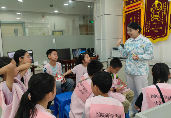 口腔科护士为学子们科普口腔知识。崇左市人民医院供图
