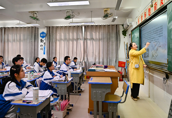 教室里同学们聚精会神认真听讲。陆燕摄