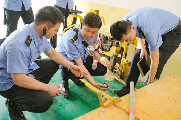 参会人员参观车间工具房。庞敬业摄