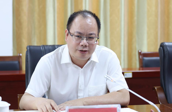 广西职业师范学院副校长覃敏健讲话。广西职业师范学院供图