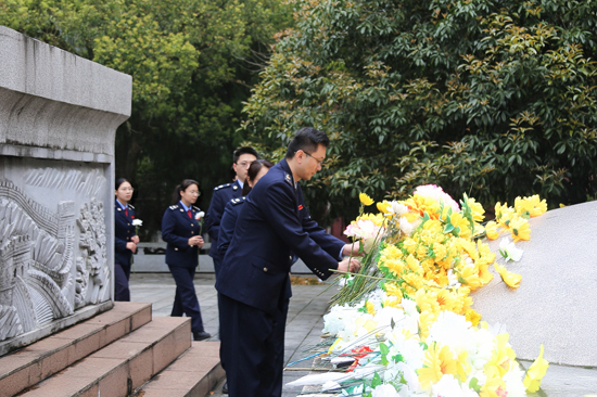 资源县税务局党员干部向革命先烈敬献鲜花。唐源桂摄