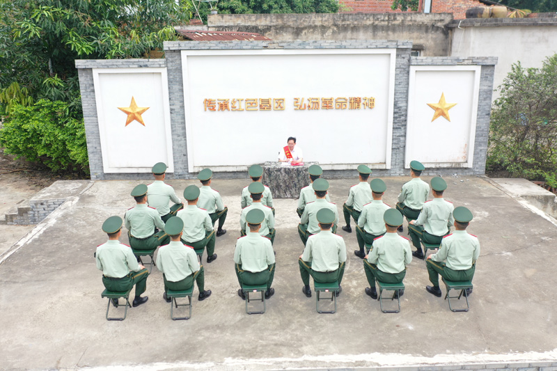 参战英雄上红色教育课。王艺涵摄