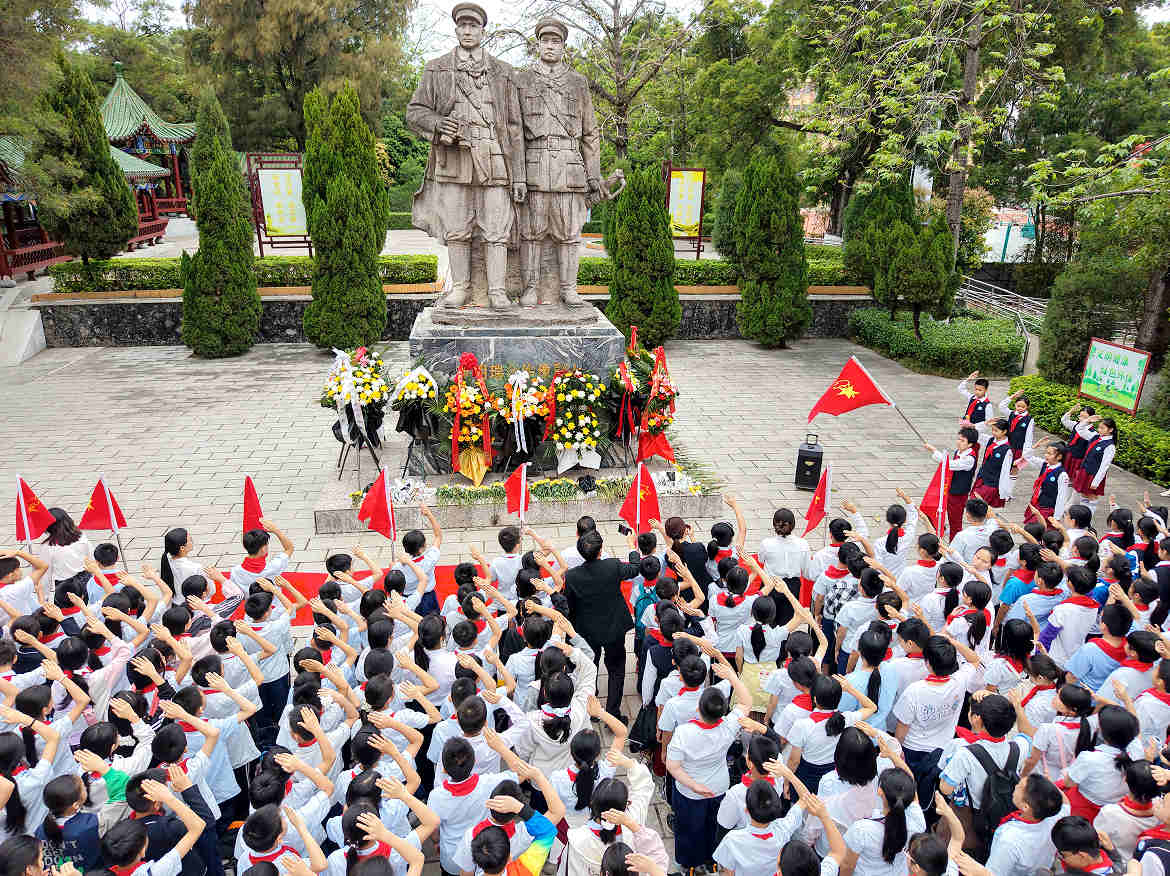 永丰小学师生走进“红色地标”,深切缅怀革命先烈。北流市教育局供图