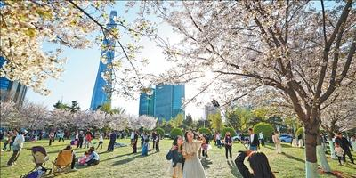 4月5日,游客在天津滨海新区泰达城市广场踏青休闲。新华社记者 孙凡越摄
