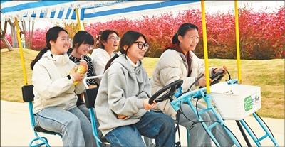 4月3日,江苏沭阳刘集镇海棠园,学生骑行游览。本报记者 雷 声摄