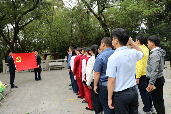 重溫入黨誓詞。李玉華攝