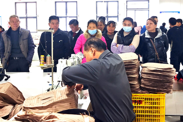 带领求职人员到皮革加工车间参观。