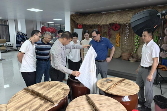 广西农业科学院农产品加工研究所到电商基地调研指导。李念摄