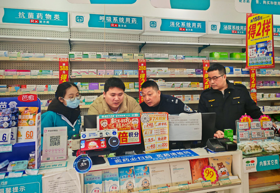 执法人员核查含麻黄碱类复方制剂等特殊药品管理情况。大化县市场监督管理局供图