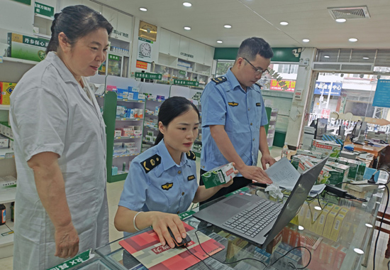 执法人员核查药品情况。大化县市场监督管理局供图