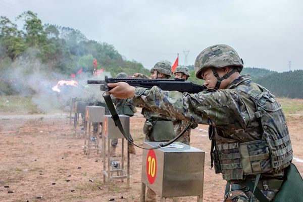 武警官兵正在进行实弹射击。