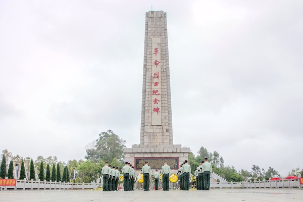 武警官兵在革命烈士纪念碑前默哀。