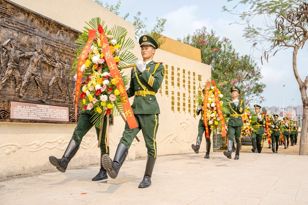 武警官兵向烈士敬献花篮。