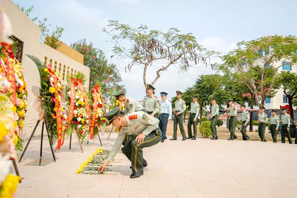 武警官兵向烈士敬献鲜花。